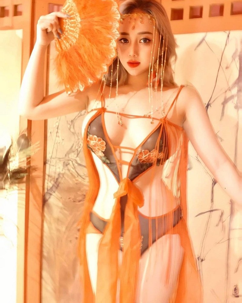 Chu Uyên Phương gợi cảm