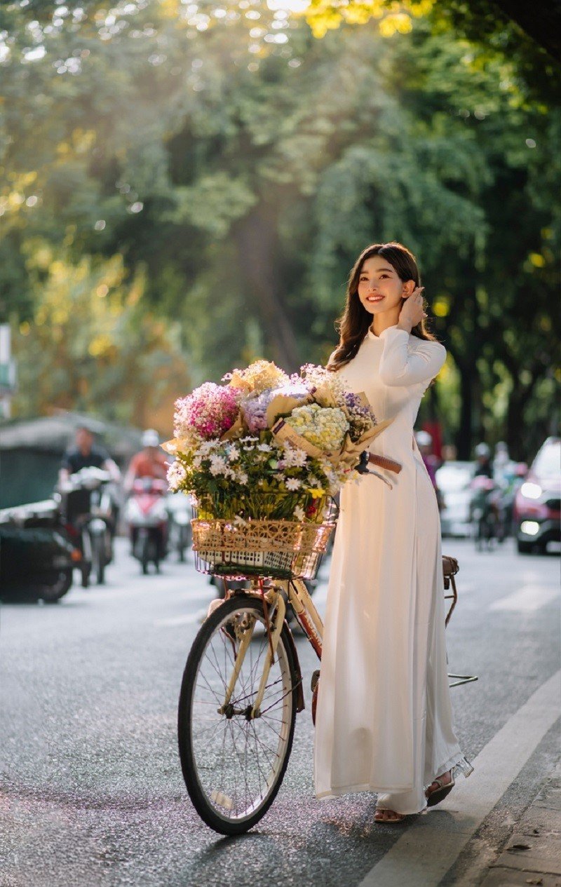 ảnh gái xinh mặc áo dài trắng dáng ngon