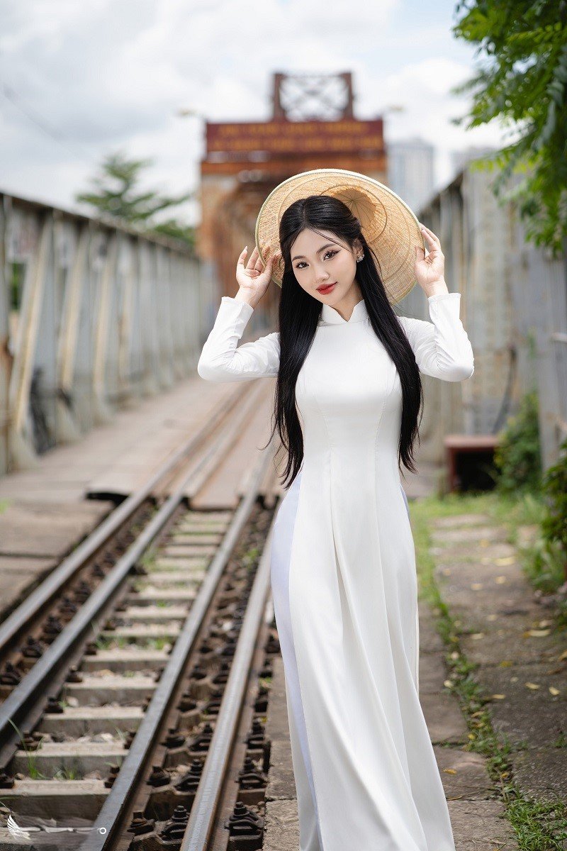 ảnh gái xinh mặc áo dài trắng hấp dẫn