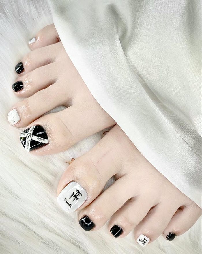 ảnh nail chân chanel đẹp điêng