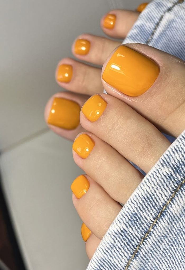 ảnh nail chân màu vàng đẹp nhất