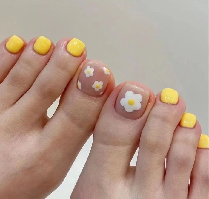 ảnh nail chân màu vàng