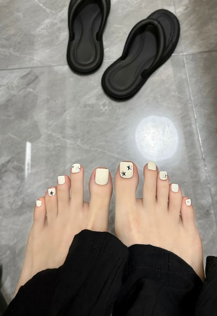 ảnh nail chân trắng xinh