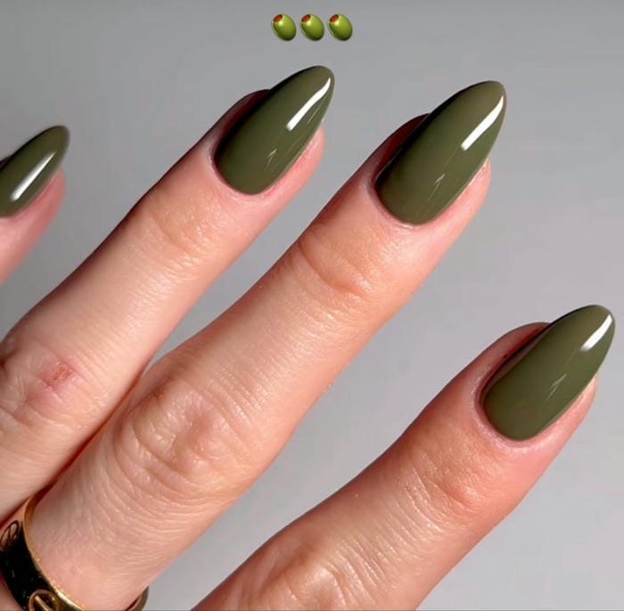 ảnh nail màu xanh lá ngầu