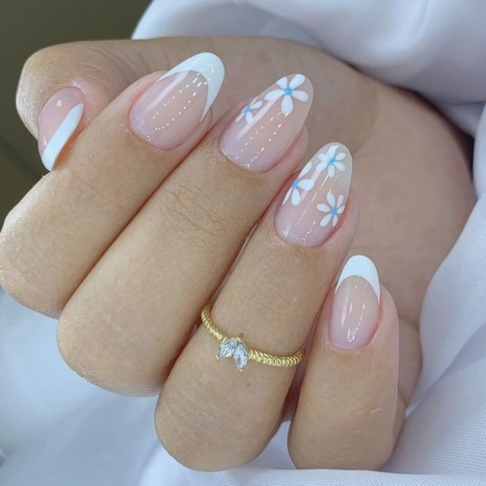 ảnh nail vẽ hoa trắng