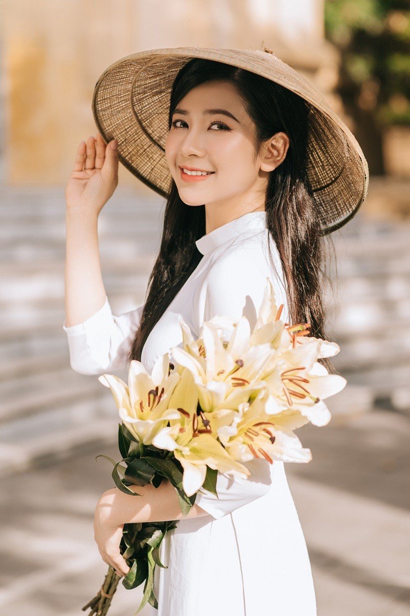 gái xinh mặc áo dài trắng dáng ngon