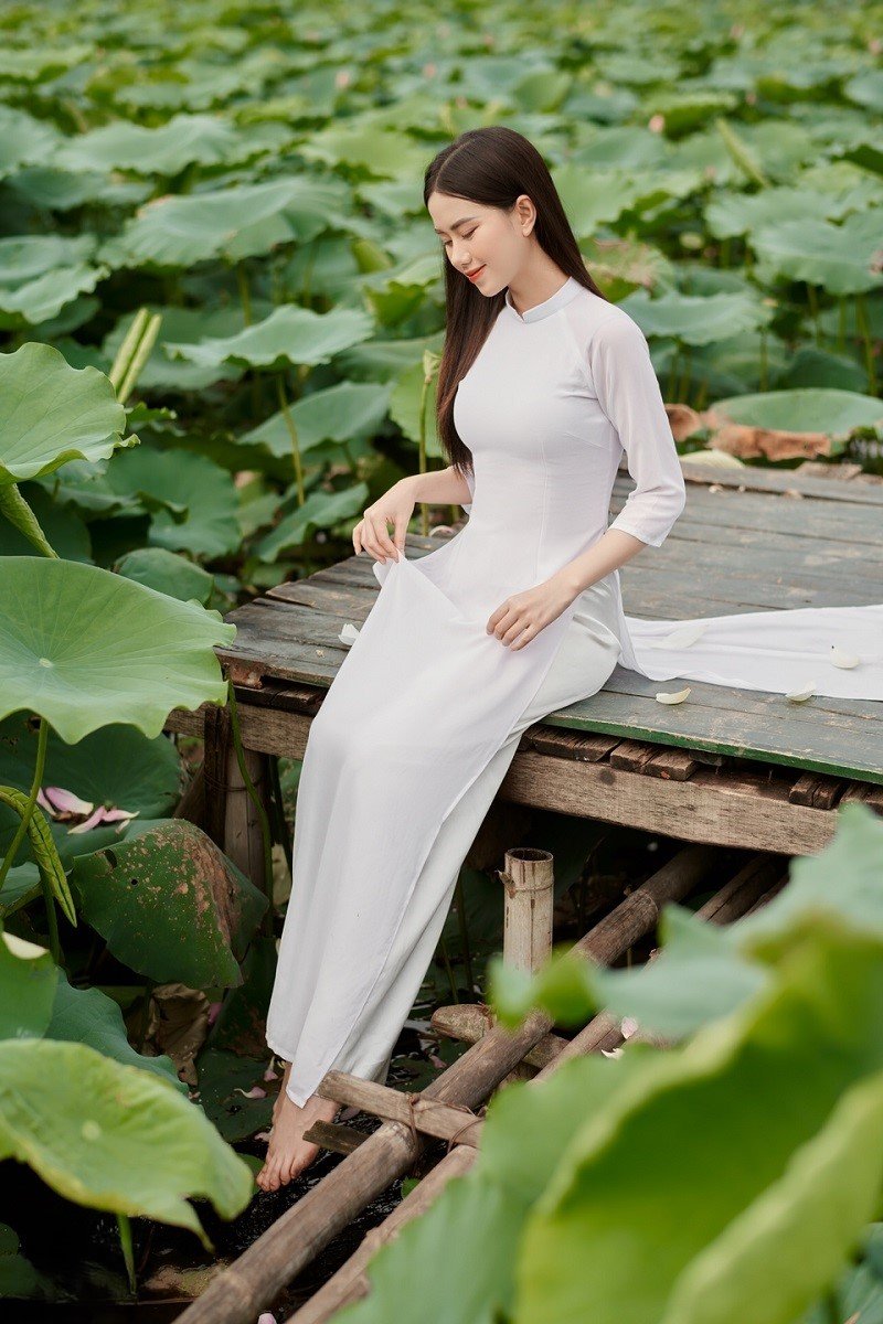 gái xinh mặc áo dài trắng khêu gợi