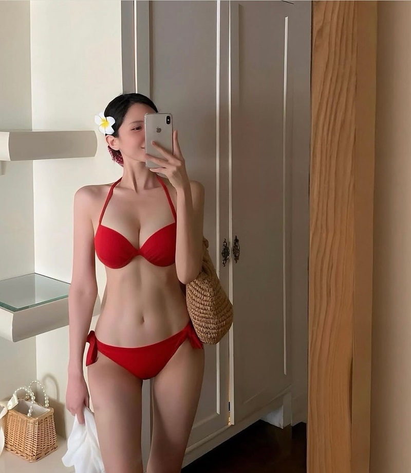 gái xinh mặc bikini đỏ