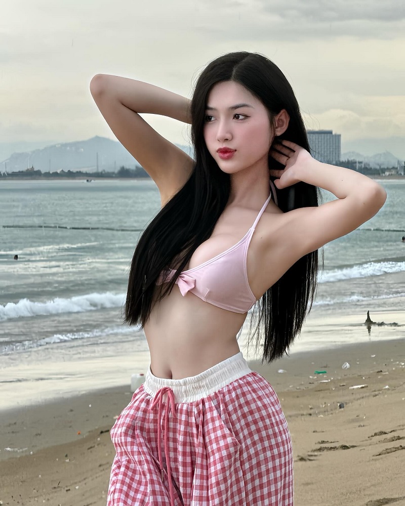 gái xinh mặc bikini tắm biển