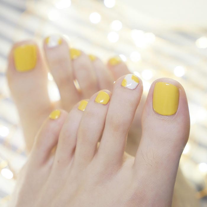 hình ảnh nail chân màu vàng