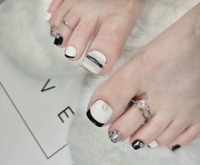 hình nail chân chanel đẹp sang