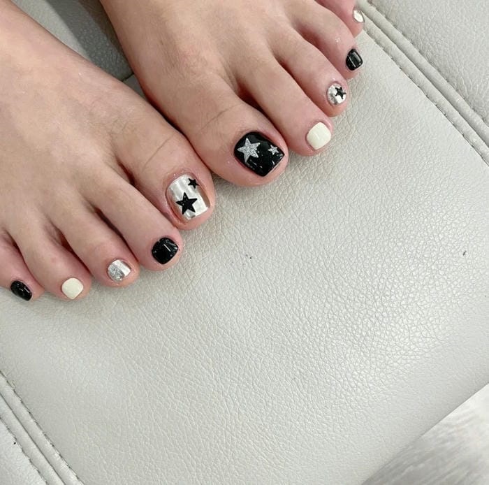 hình nail chân đen trắng cute xinh