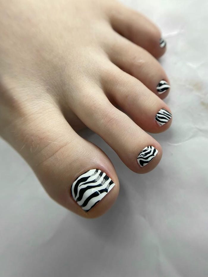 hình nail chân đen trắng da trắng