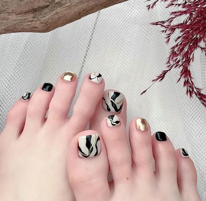 hình nail chân đen trắng đẹp