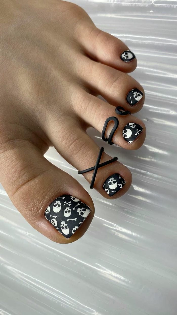 hình nail chân đen trắng ngầu