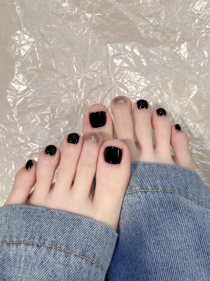 hình nail chân màu đen đẹp cute