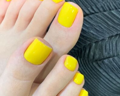 99+ mẫu nail chân màu vàng đẹp nhất cho chị em thích gam màu ấm