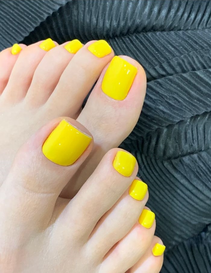 hình nail chân màu vàng cực đẹp