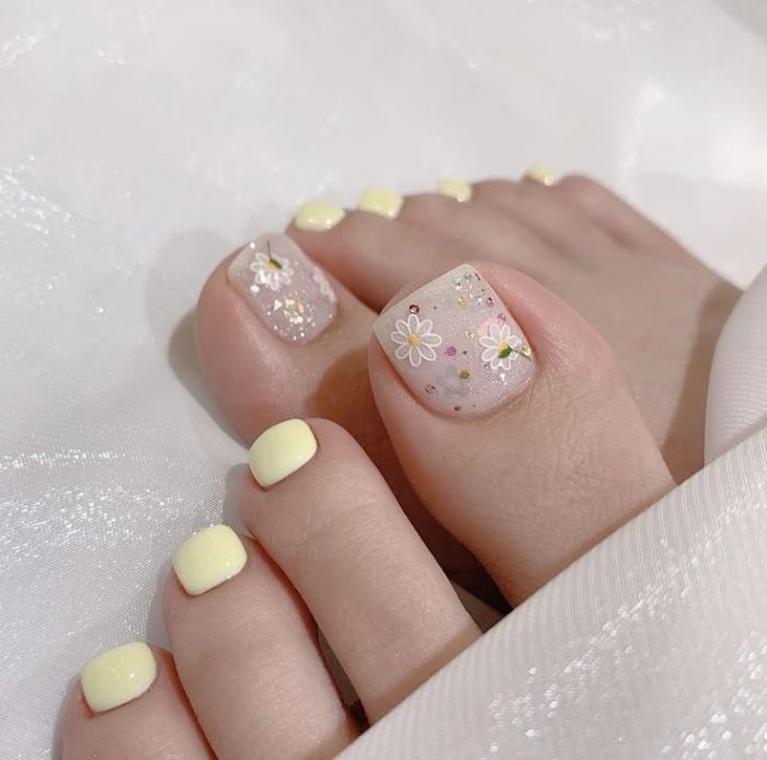 hình nail chân màu vàng cute nhất