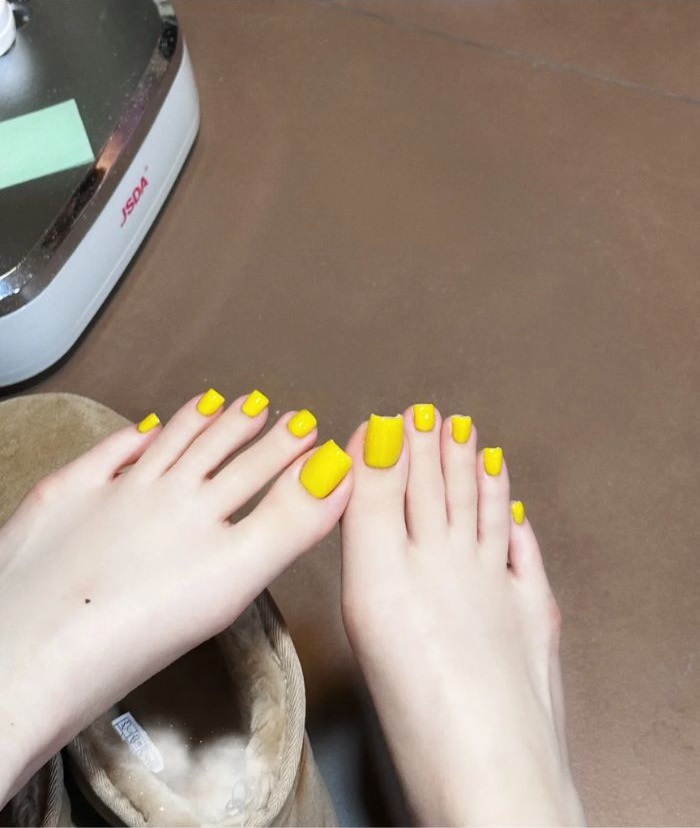 hình nail chân màu vàng đẹp nhất