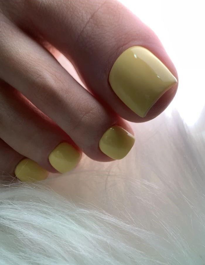 hình nail chân màu vàng nhạt