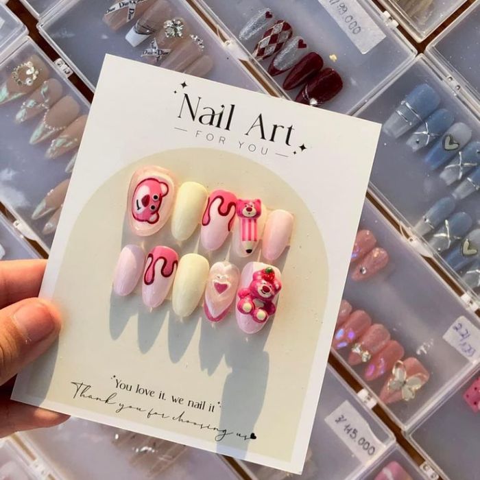 hình nail gấu dâu đẹp