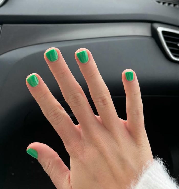 hình nail màu xanh lá ngầu nhất