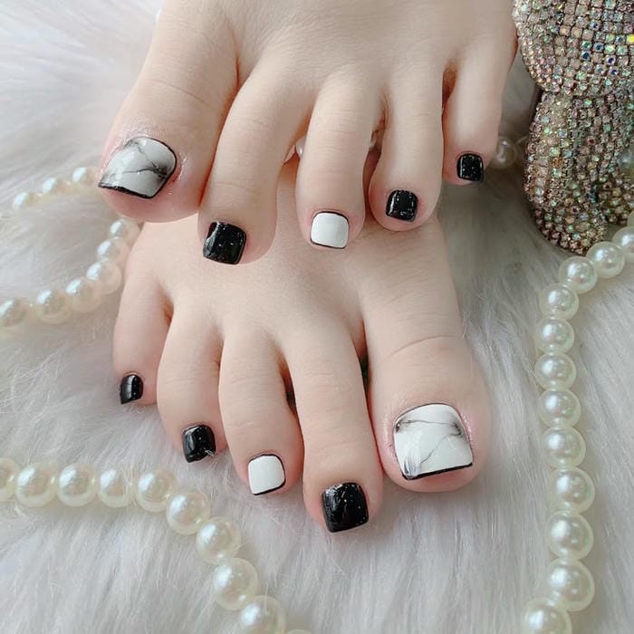 nail chân đen trắng cực ngầu