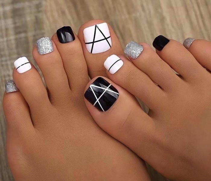 nail chân đen trắng đẹp ngầu