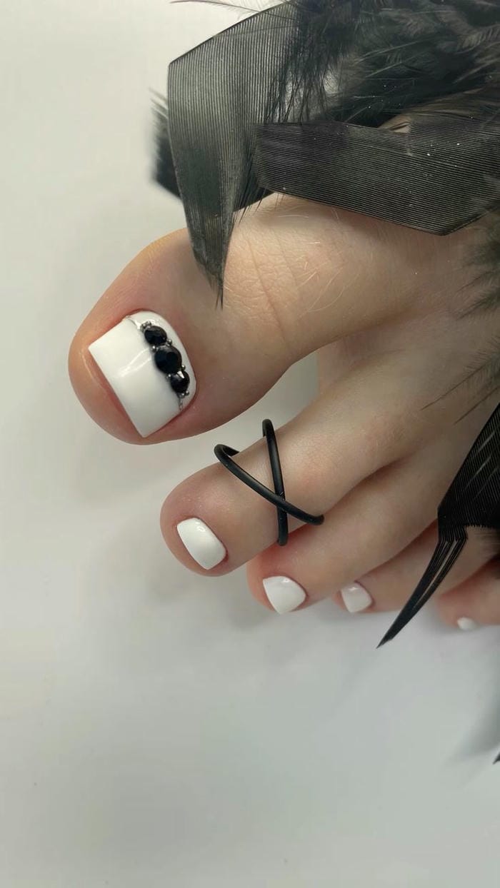 nail chân đen trắng ngầu đẹp