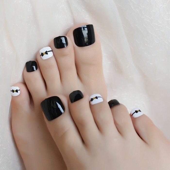 nail chân đen trắng siêu đẹp