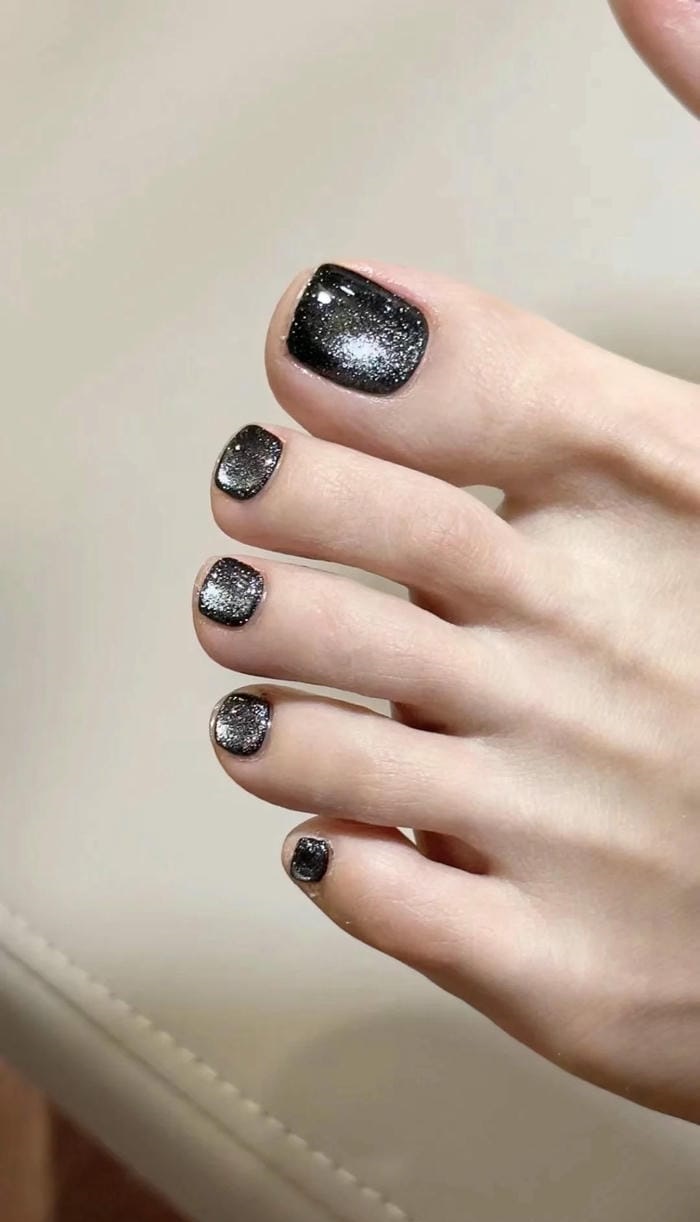 nail chân màu đen ngầu