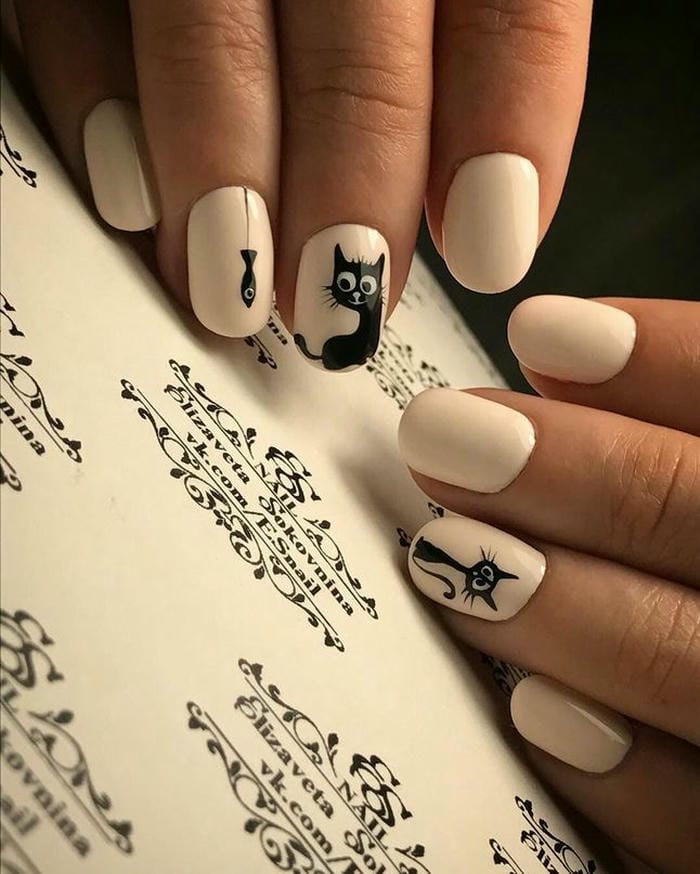 nail con mèo đen trắng