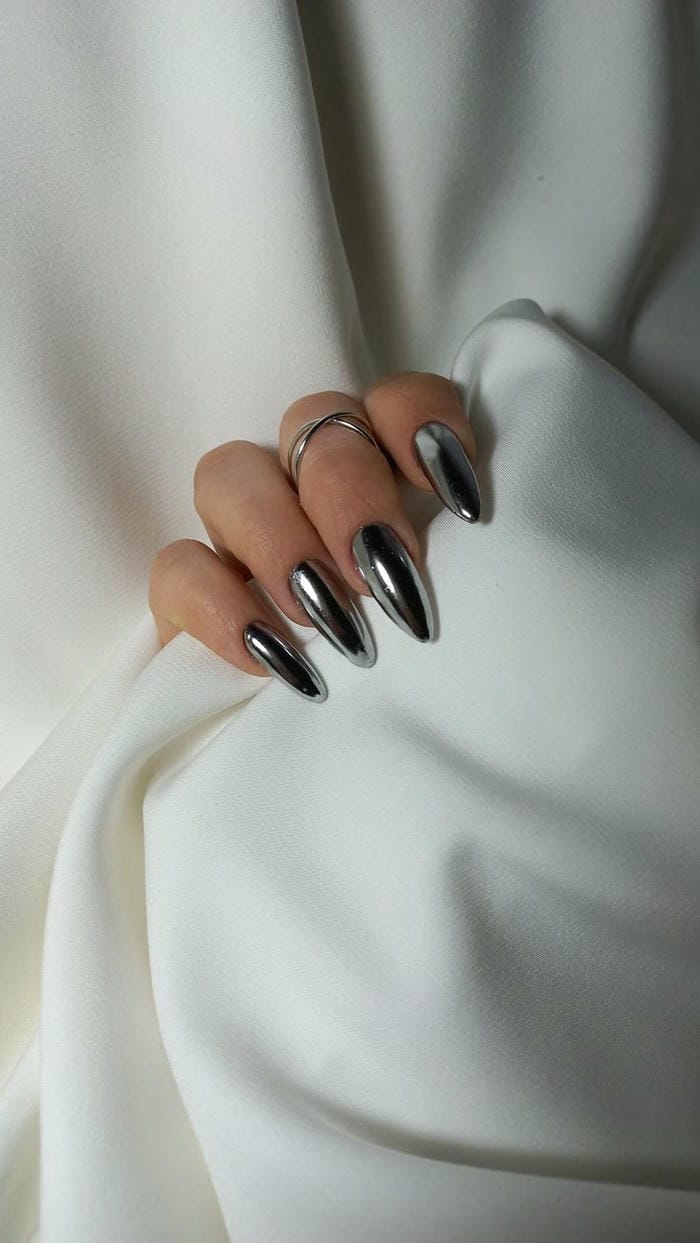 nail màu bạc ngầu nhất