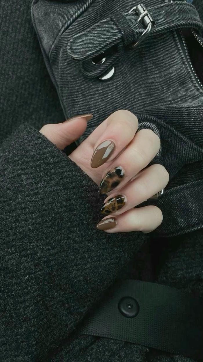 nail màu nâu