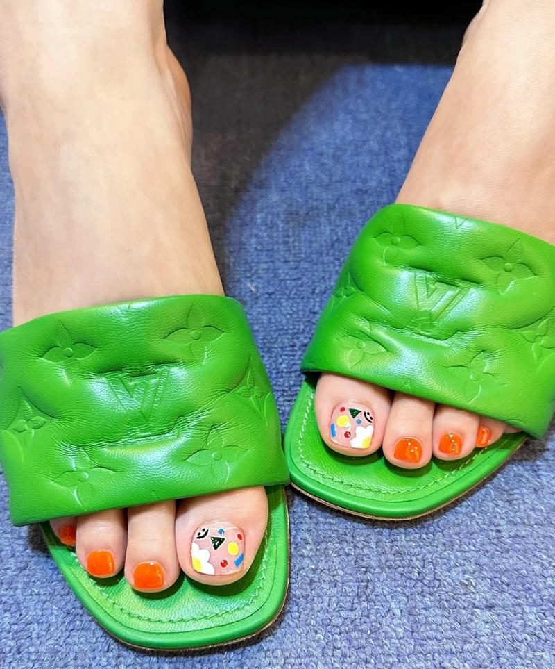 ảnh nail chân màu cam