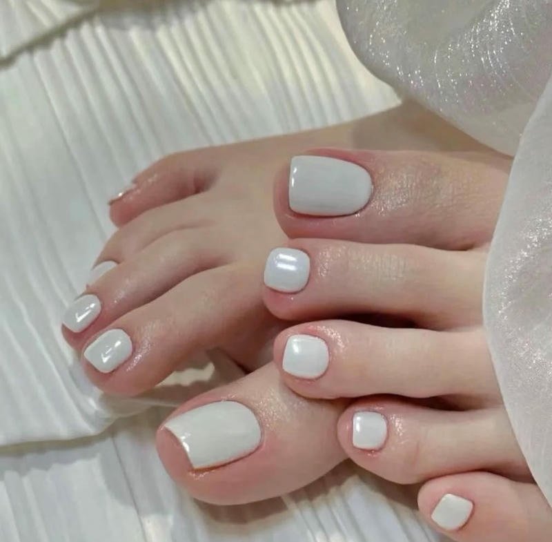 ảnh nail chân màu kem của năm