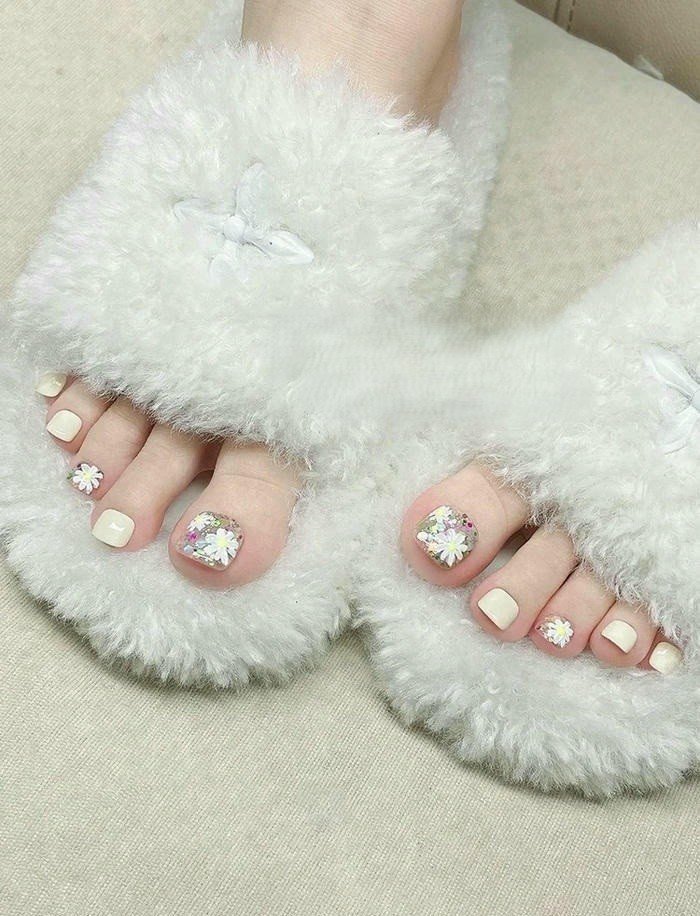 ảnh nail chân màu kem siêu xinh