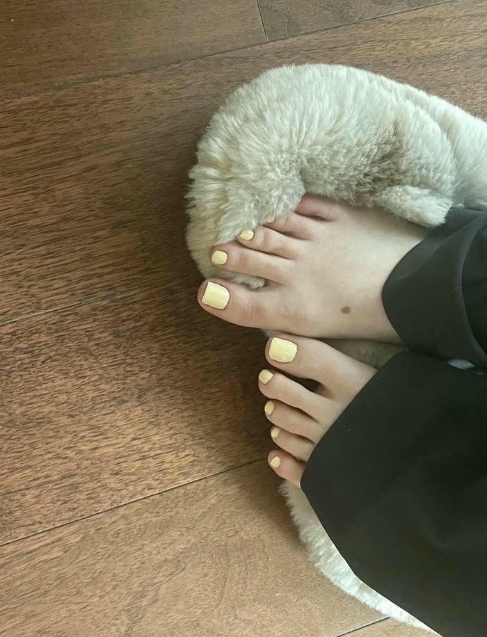ảnh nail chân màu kem xinh