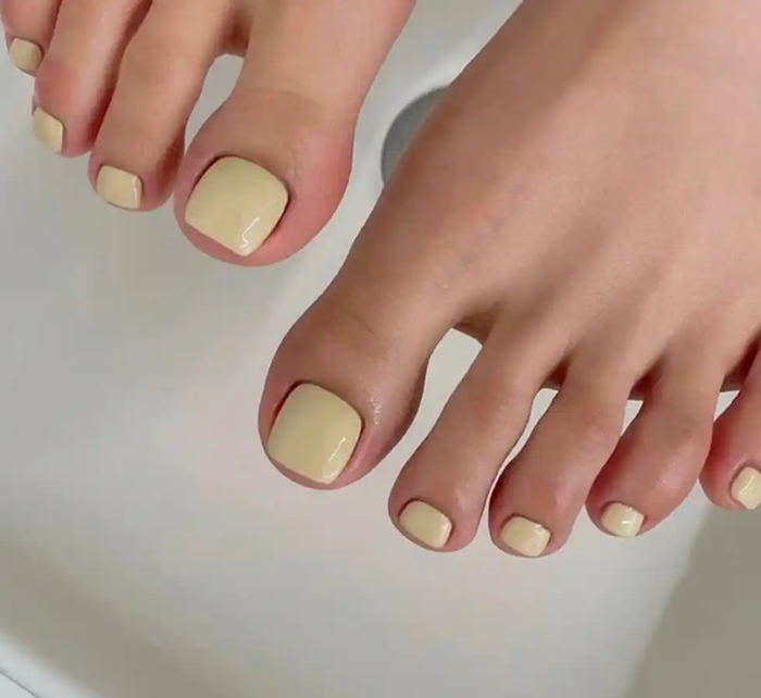 ảnh nail chân màu kem