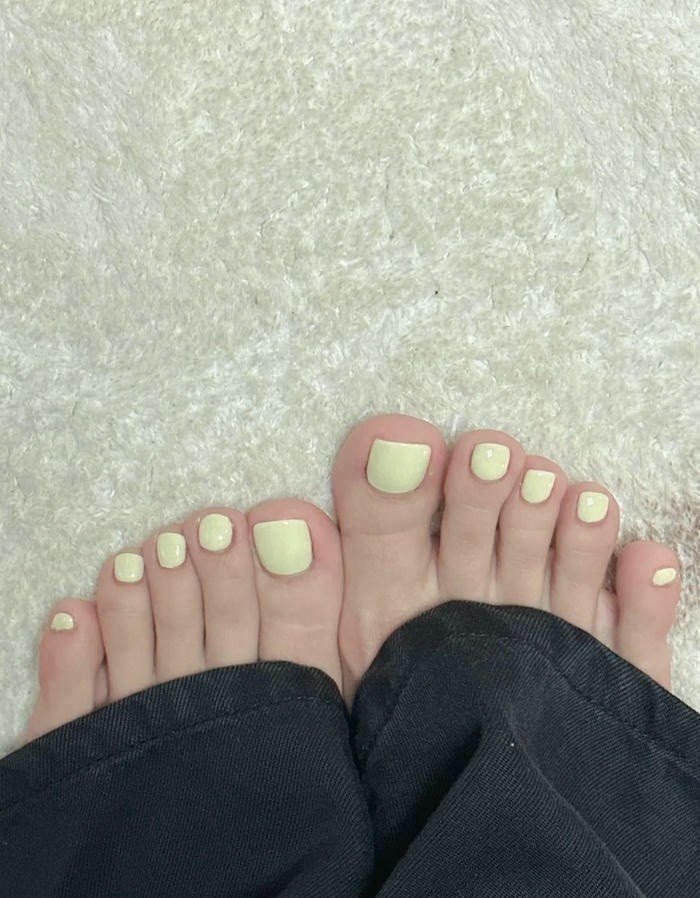 hình nail chân màu kem đẹp