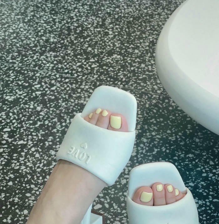 hình nail chân màu kem sang