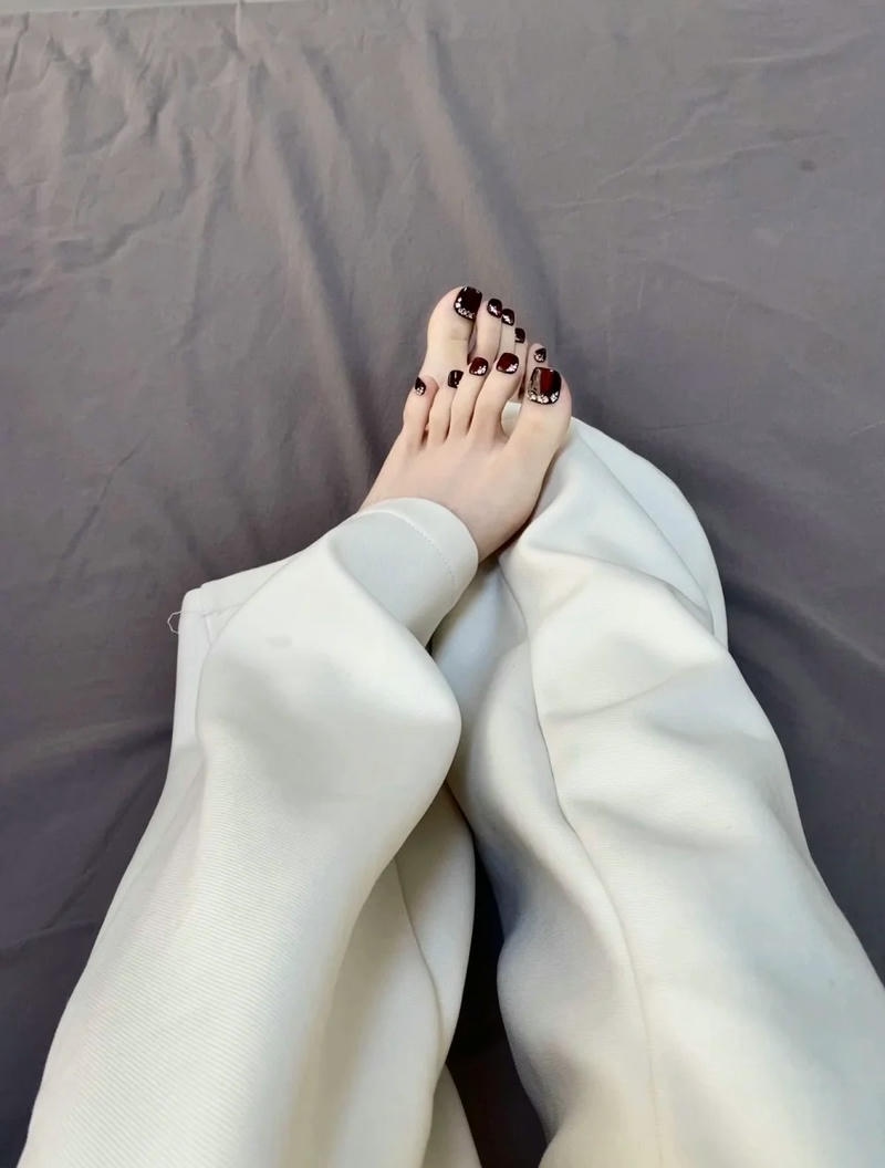 mẫu nail chân đính đá hót hít
