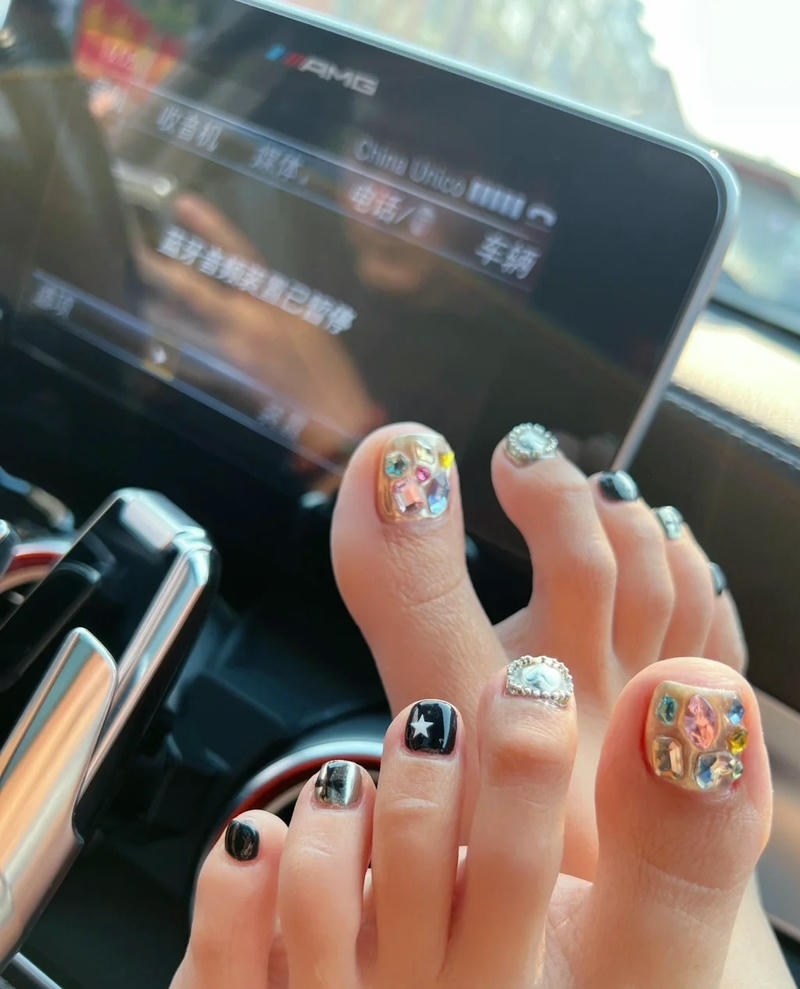 mẫu nail chân đính đá mới nhất năm 2025