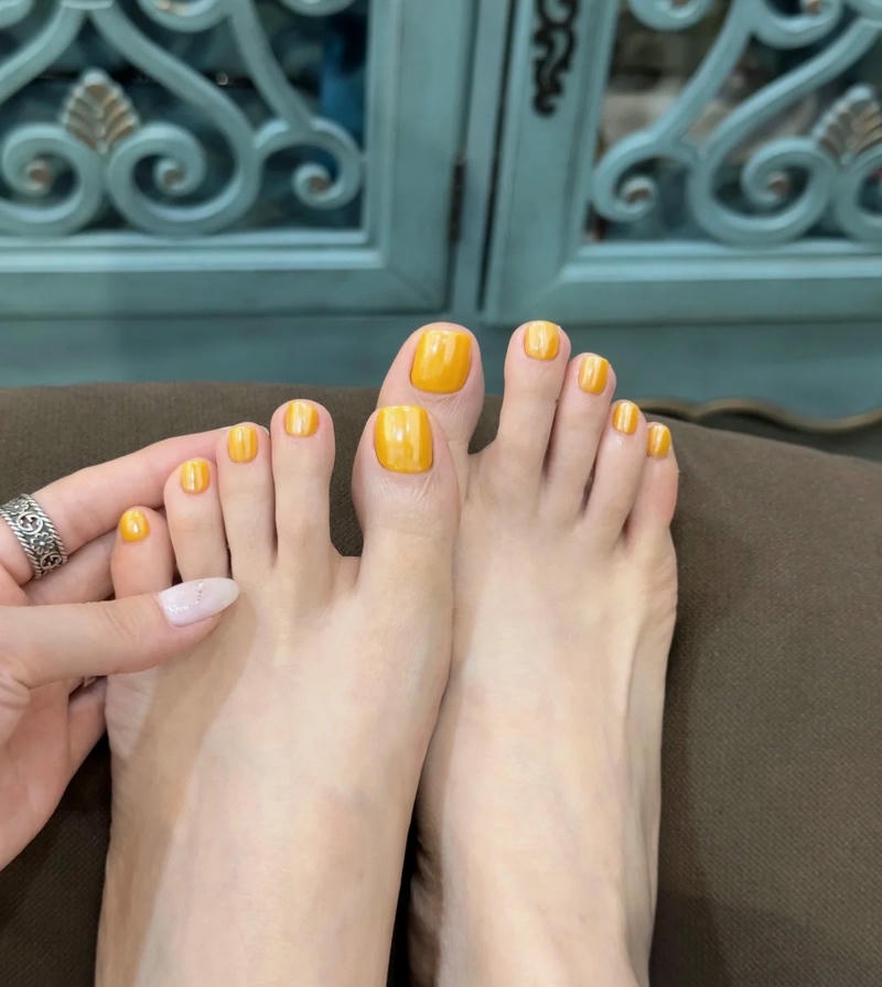 mẫu nail màu vàng cho móng châ