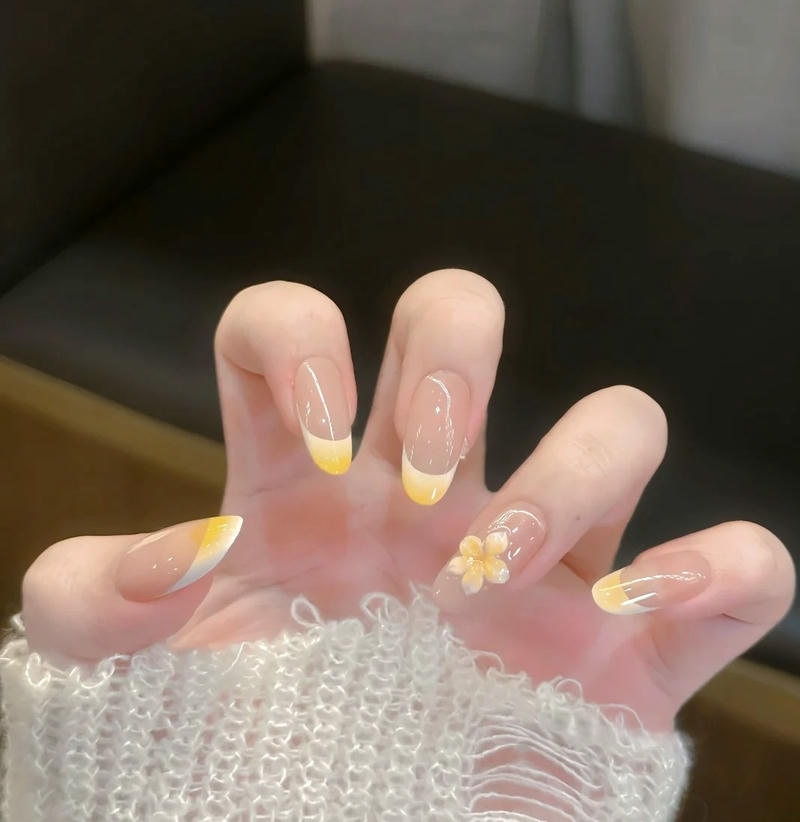 mẫu nail màu vàng