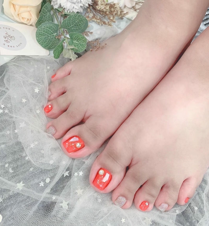 nail chân màu cam đính đá