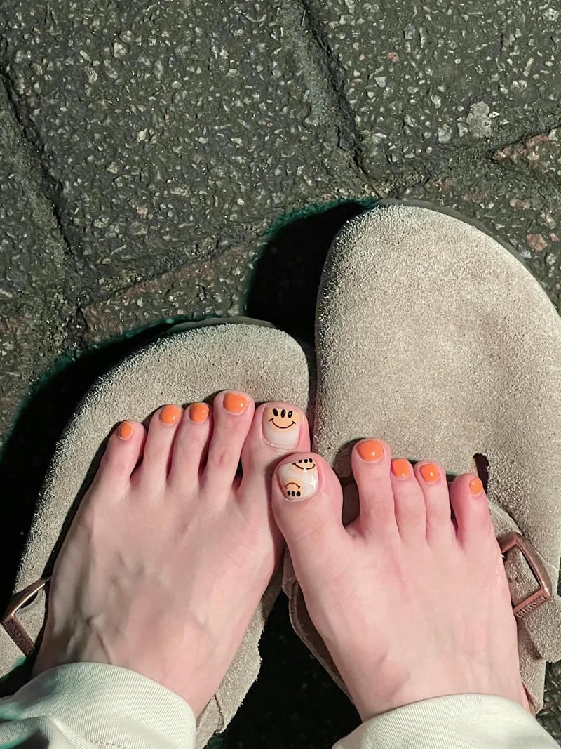 nail chân màu cam mặt cười