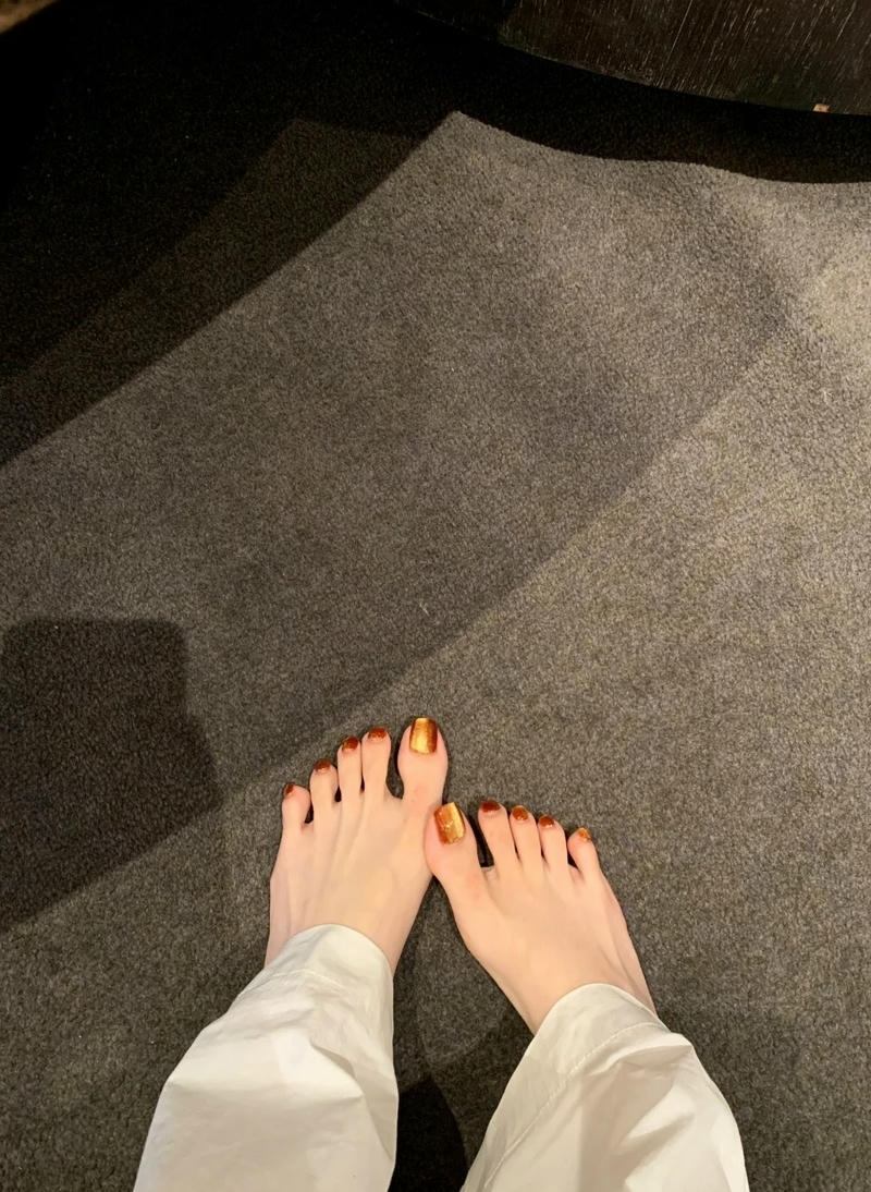 nail chân màu cam nâu mắt mèo