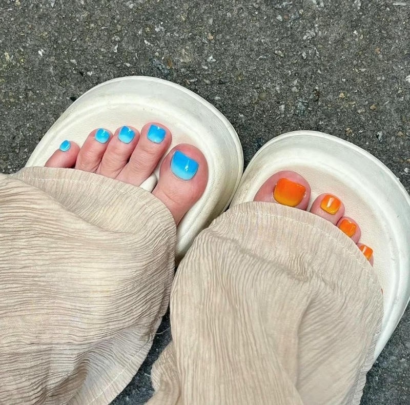 nail chân màu cam omber